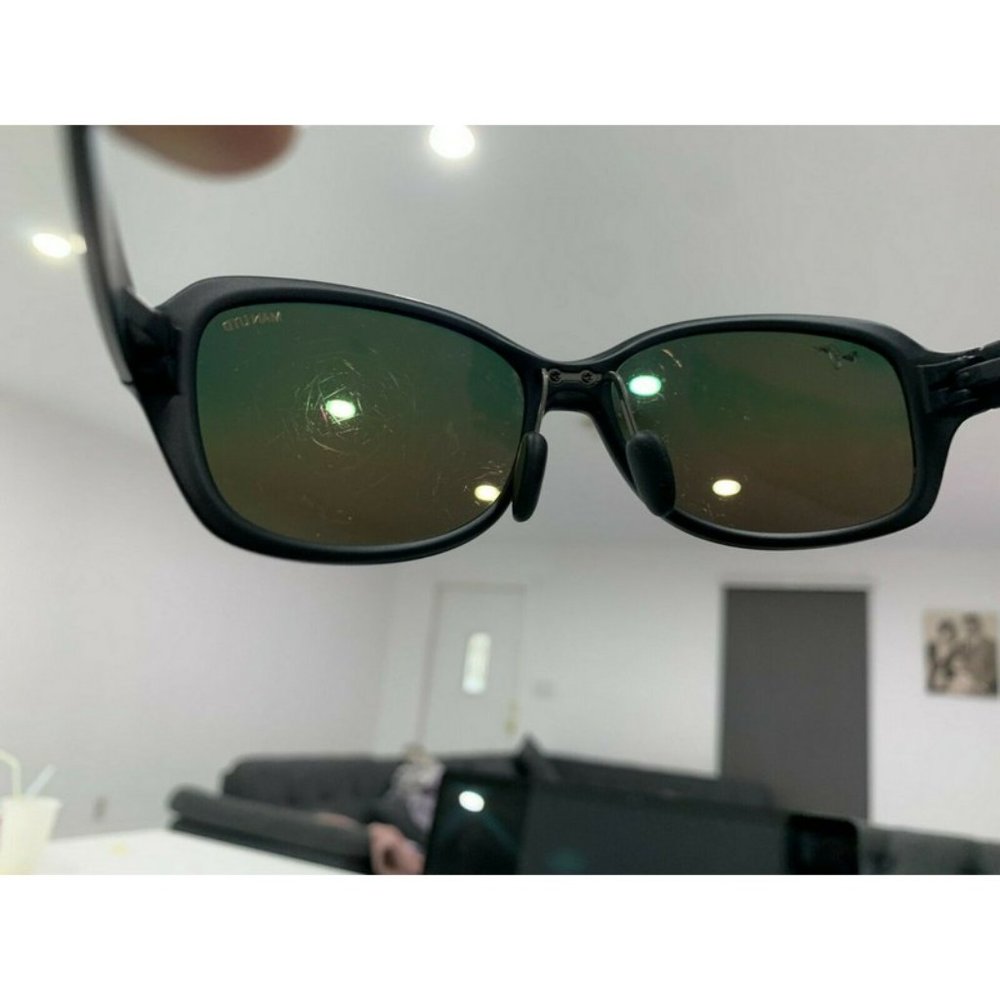 Maui Jim Manchester United Mj 433n-35utd Black Sunglasses Red Polarized Lens (C) View 4